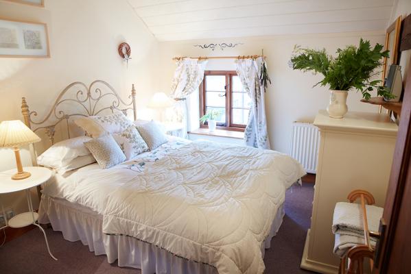 The double bedroom in Chess Cottage